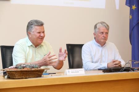 PODPIS POGODBE ZA OBNOVO NOGOMETNEGA IGRIŠČA IN TEKAŠKE STEZE PRI OŠ CERKNICA 08 FOTO LJUBO VUKELIČ